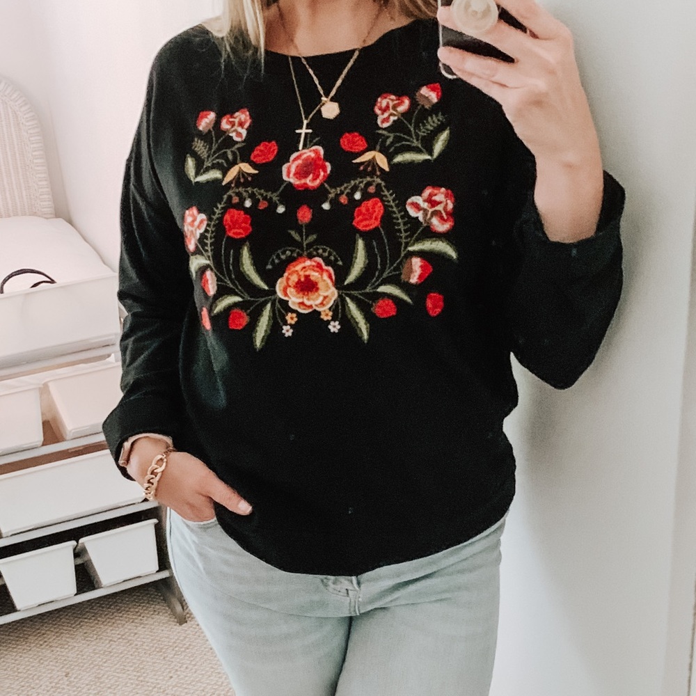 UMGEE Floral Embroidered Lightweight Sweatshirt
